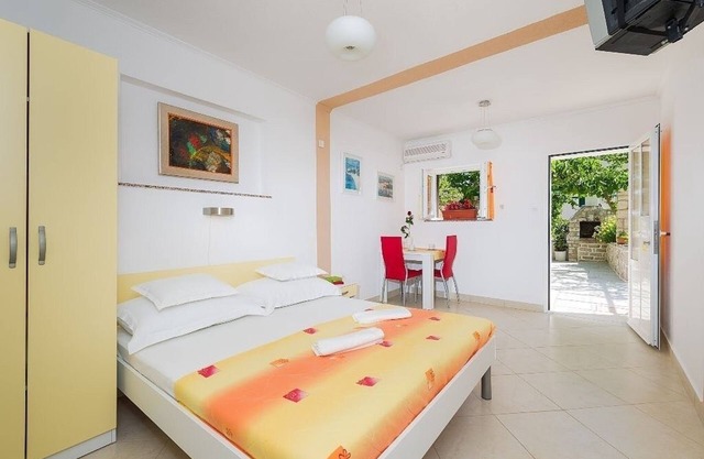 Apartment in Bol with Terrace, Air condition, WIFI, Dishwasher (155-4)