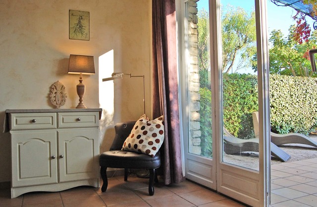 Apartment in charming country stone house with pool in Gordes, Luberon