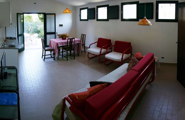 Apartment in country house with a large park and swimming pool near the sea