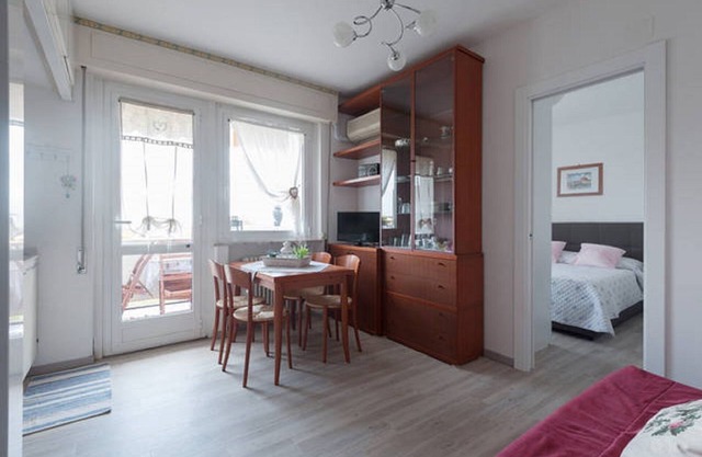 Apartment in the center, top floor with terrace a few minutes from the sea.