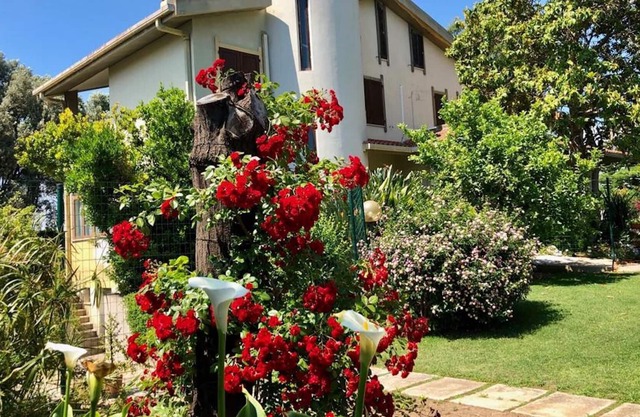 Apartment in villa with garden, near the sea
