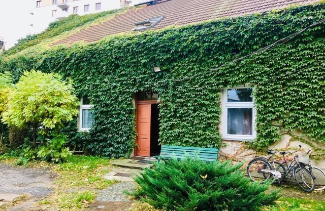 Apartment in Ivy covered house, near Old Town