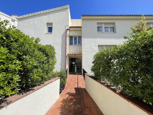 Apartment in L'Escala near Sandy Beach
