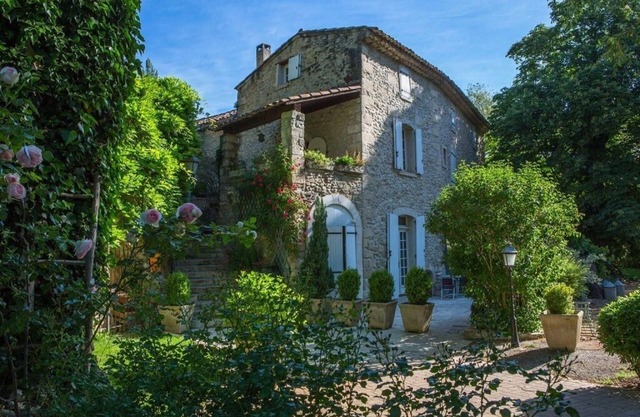Apartment in Mas provençale pool & spa residence