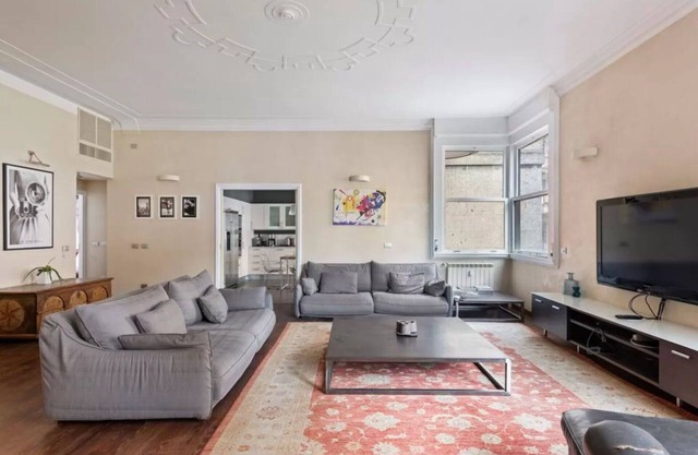Apartment in Milan with 4 bedrooms sleeps 12