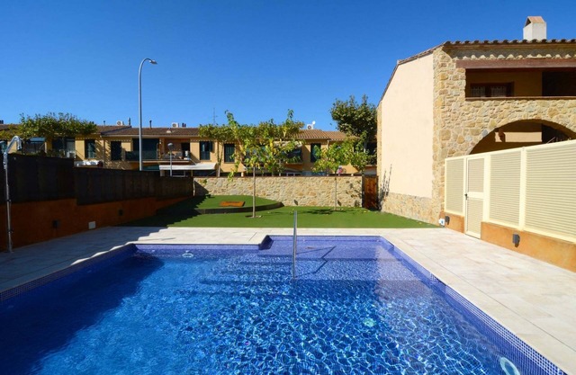 Apartment in Pals near El Pedró & Beach