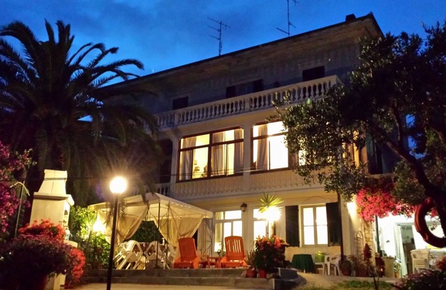 Apartment in period villa with garden, pool and separate entrance