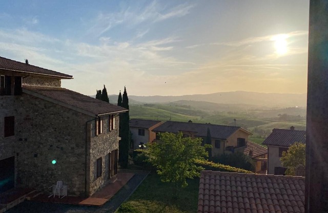 Apartment in Pomaia, family-friendly, terrace with a view, free Wi-Fi, up to 4 people