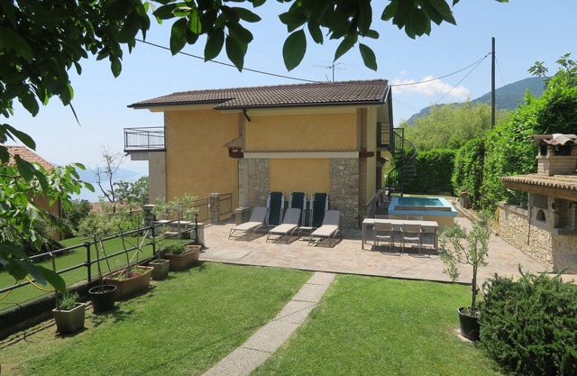 Apartment in private villa with garden, swimming pool and parking. Pets allowed.