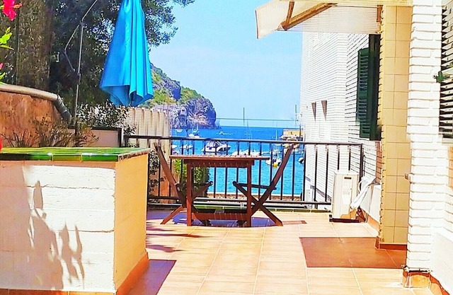 Apartment in Puerto de Sóller 50 m from the beach, with large terrace.