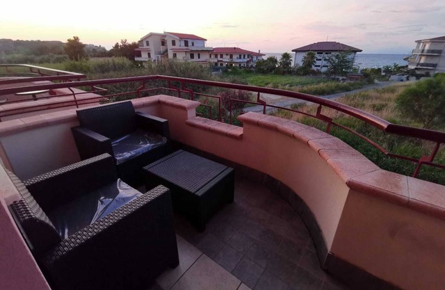 Apartment in residence facing the sea