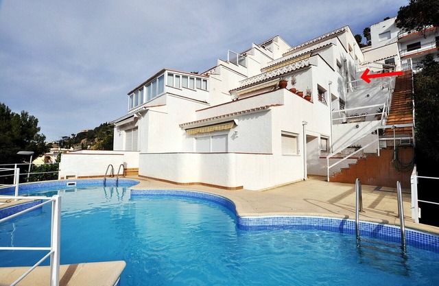 Apartment in Roses with Sea Views & Pool