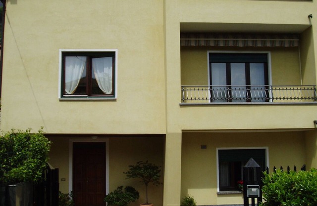 Apartment in semi-detached house with large garden near the lake