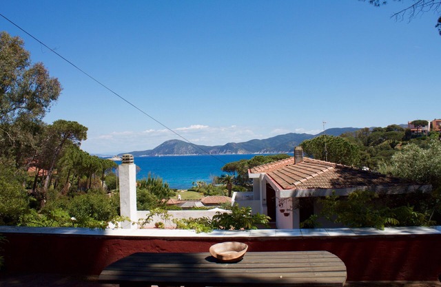 Apartment in semi-detached villa 50m from two beaches (Capobianco, Padulella)