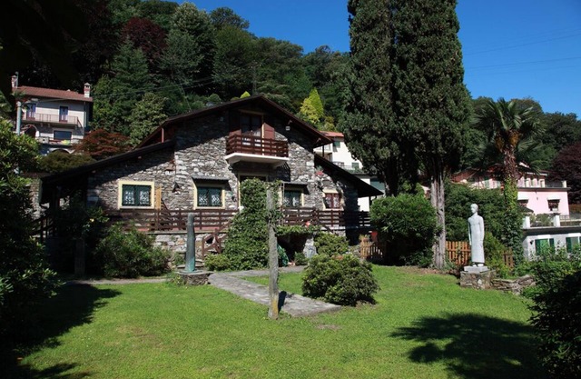 Apartment in stone chalet surrounded by greenery a few steps from the lake