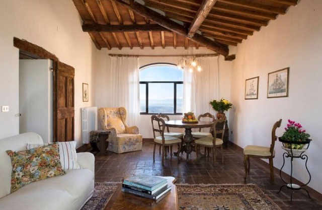 Apartment in Tuscany with Stunning Hilltop Views