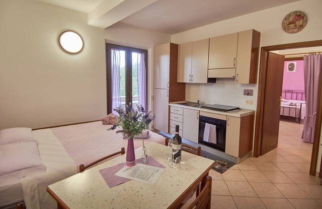 Apartment in the countryside outside Assisi with pool and parking