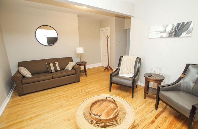 Apartment in the downtown area. Close to shopping and restaurants.