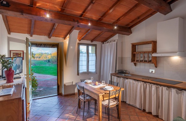 Apartment in the Tuscan countryside, with private patio, pool and on-site restaurant