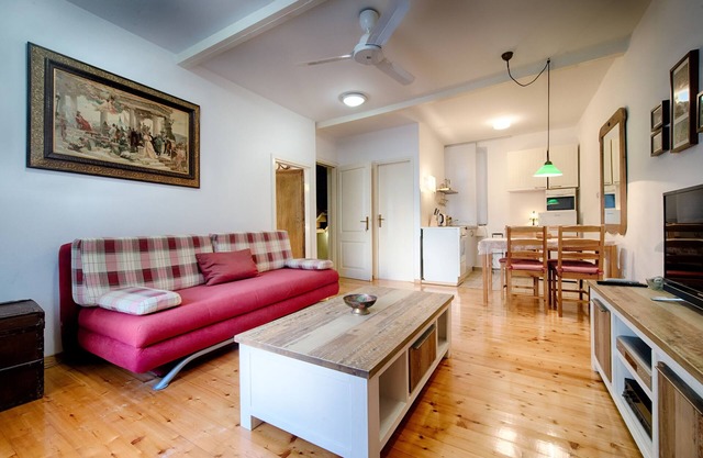 Apartment in the XVIII century house/villa, next to the sea, in Komiza (Vis)