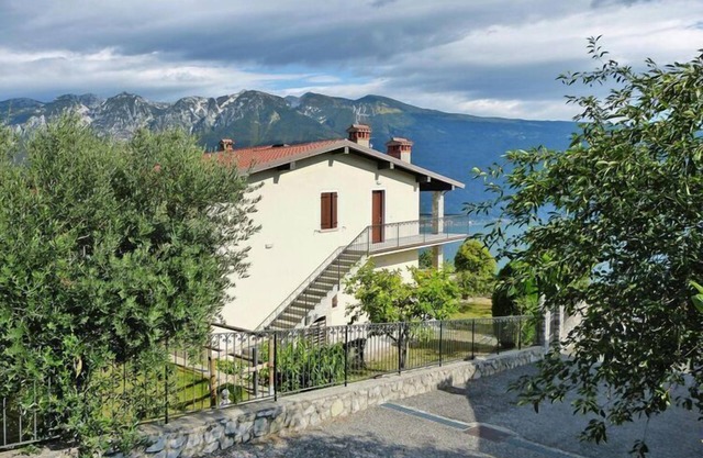 Apartment in Tignale with Lake Garda Views