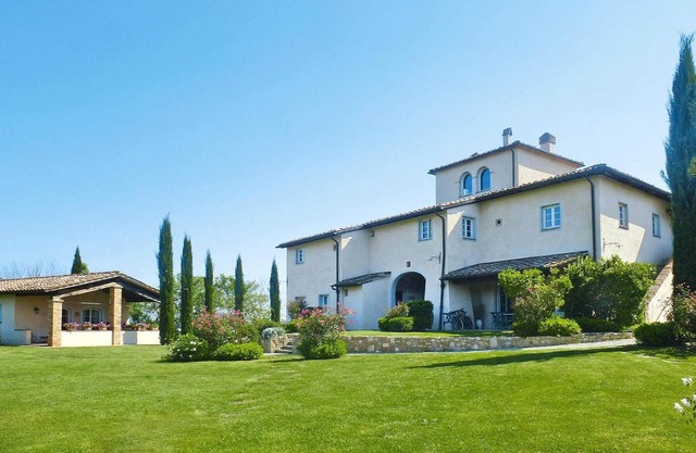 Apartment in Tuscany with Pool & Golf