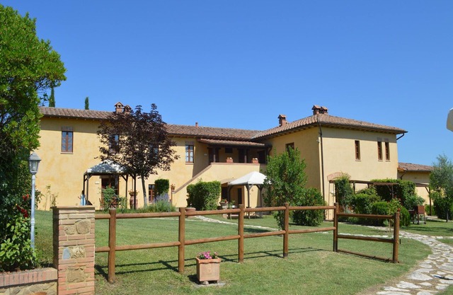Apartment in Tuscany with Pool and Garden