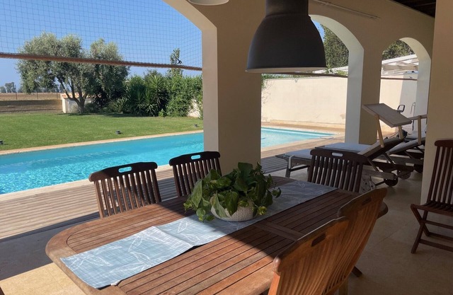 Apartment in villa with sea view, private swimming pool, tennis court, golf.