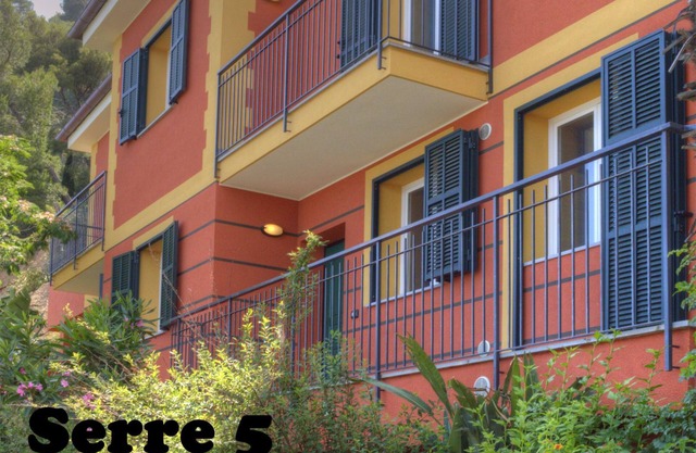 Apartment in villa, beachfront, sleeps 4, wifi, private parking