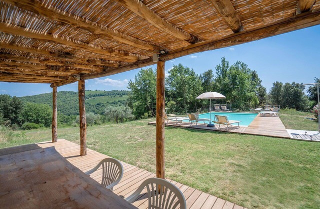 Apartment in villa with WIFI, A/C, pool, TV, balcony, pets allowed, parking, close to San Gimignano