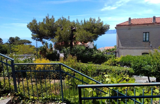 Apartment in villa near the beach
