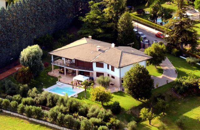 APARTMENT IN VILLA WITH SWIMMING POOL AND TENNIS COURT SURROUNDED BY GREENERY