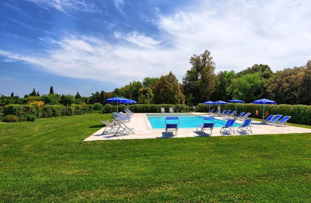 Apartment in villa with pool, WIFI, A/C, TV, veranda, panoramic view, close to San Gimignano