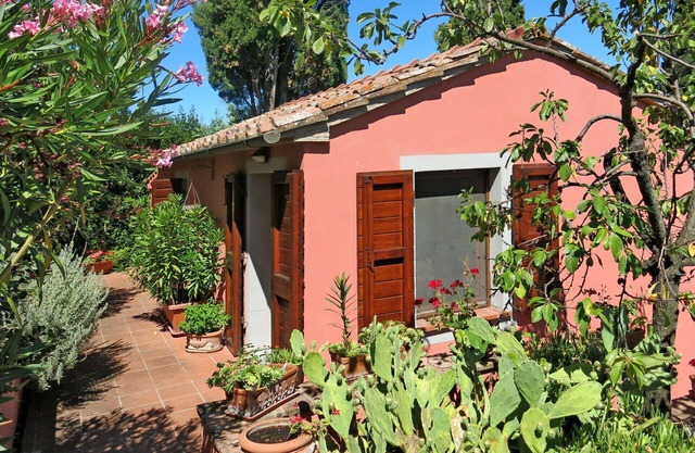 Apartment in villa with private pool, WIFI, TV, terrace, pets allowed, panoramic view, parking