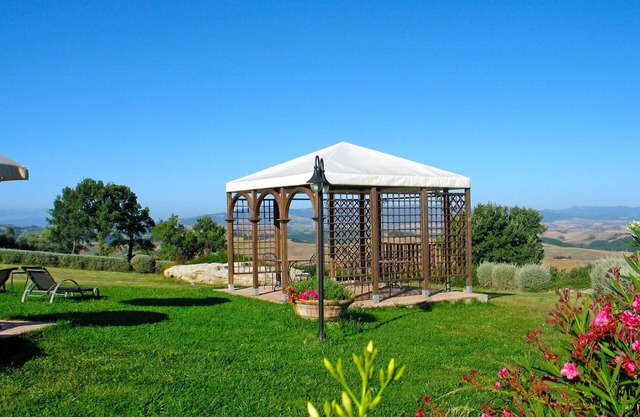 Apartment in villa with A/C, WIFI, pool, TV, terrace, panoramic view, close to San Gimignano