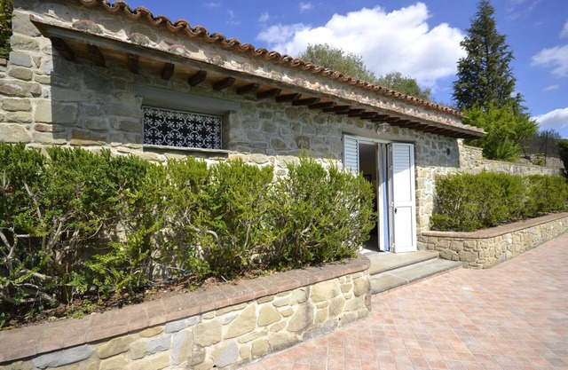 Apartment in villa with hot tub, WIFI, A/C, pool, TV, panoramic view, parking, close to Cortona