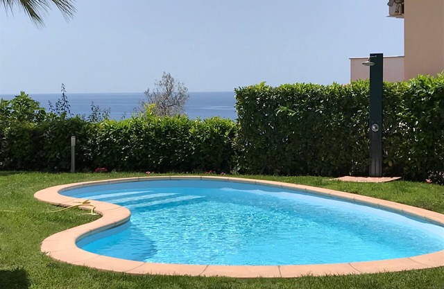 Apartment in villa with swimming pool and garden overlooking the sea on two levels