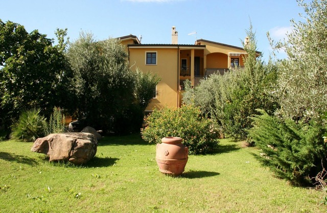 Apartment in villa with garden up to 5 minutes from the sandy beach