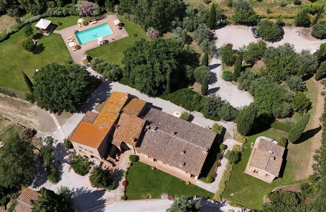 Apartment in villa with A/C, WIFI, pool, TV, terrace, panoramic view, close to San Gimignano