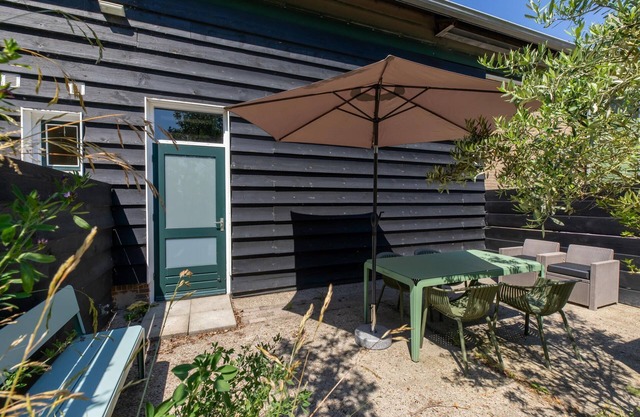 Apartment in Vrouwenpolder near the Beach