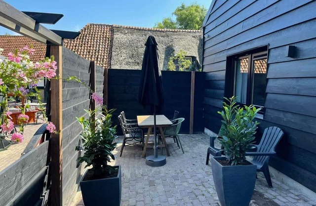 Apartment in Vrouwenpolder near Beach