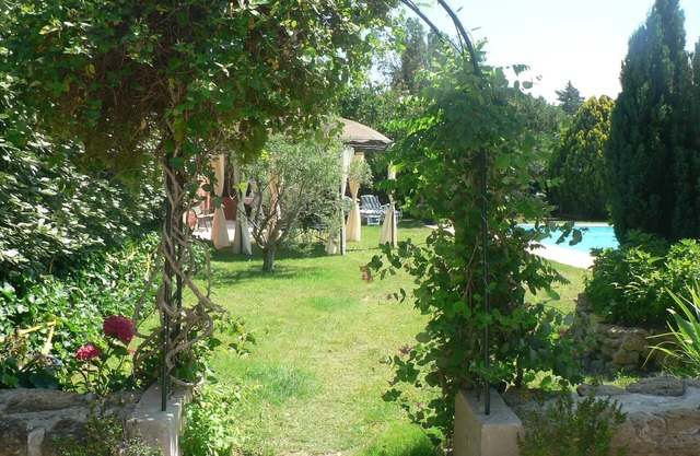 Apartment indépendant- T 2 in a villa - pool and garden.