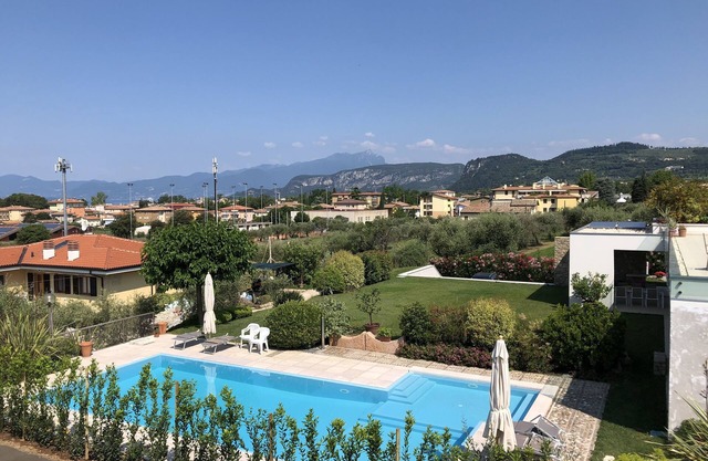 APARTMENT INSIDE A VILLA, LARGE GARDEN WITH LAKE AND POOL VIEW