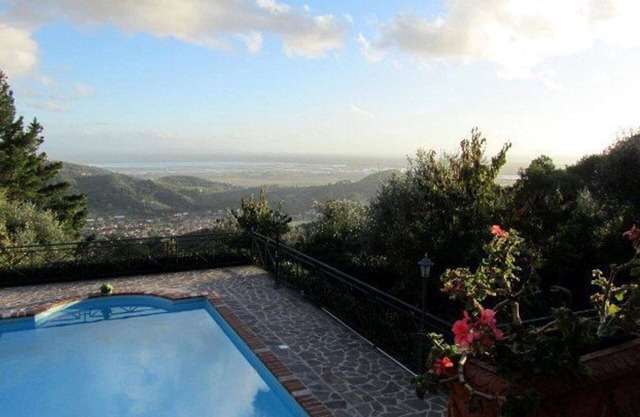 Apartment with A/C, WIFI, pool, TV, patio, pets allowed, panoramic view, parking, close to Viareggio