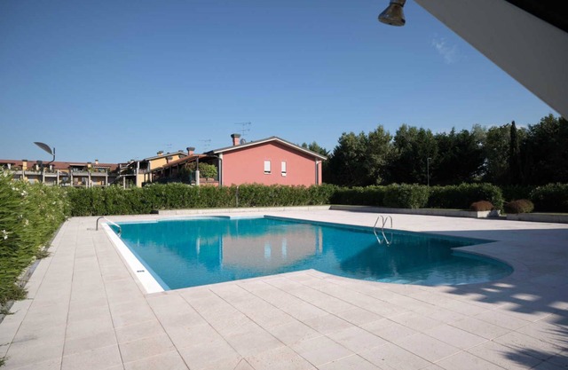 Apartment for four people in a residence with swimming pool in Desenzano del Garda