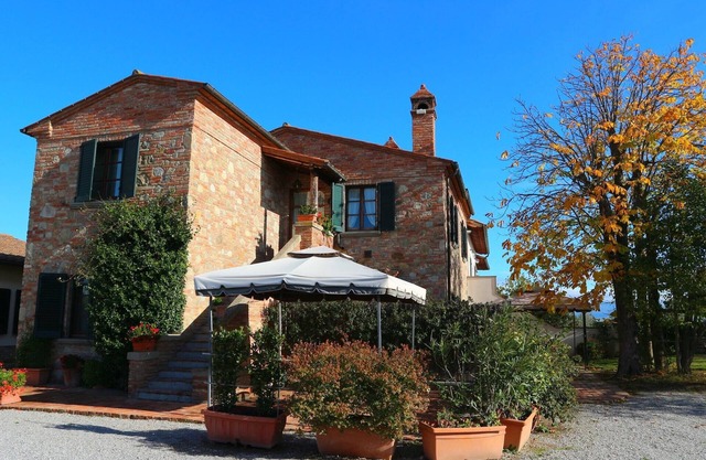Apartment near Cortona with Pool and Lake