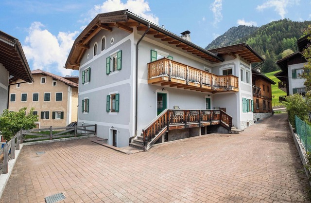 Apartment "Ciasa Lino Sas da le Doudesc" with Mountain View & Wi-Fi