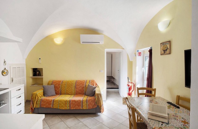 Apartment 'Mimosa' with Shared Terrace and Air Conditioning