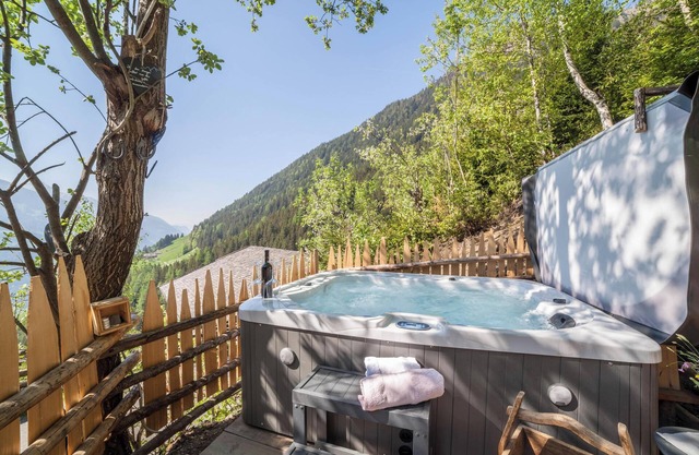 Apartment “ Bergsuite” with Mountain View, Balcony, Garden & Wi-Fi
