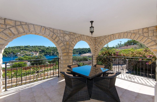Apartment Jakov (10721-A1) - Rogac - island Solta